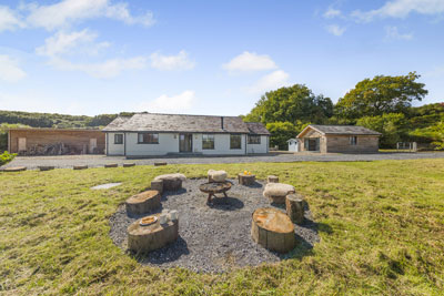 Tyle Glas cottage exterior