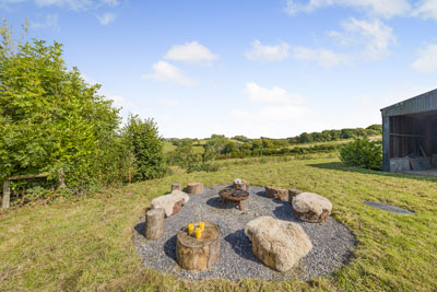 Outdoor fire pit
