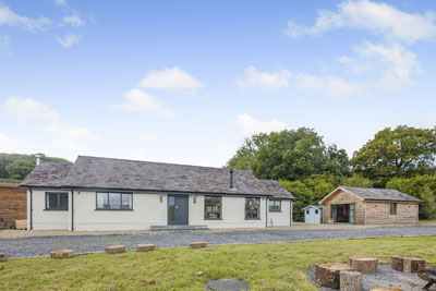 External view of Tyle Glas property